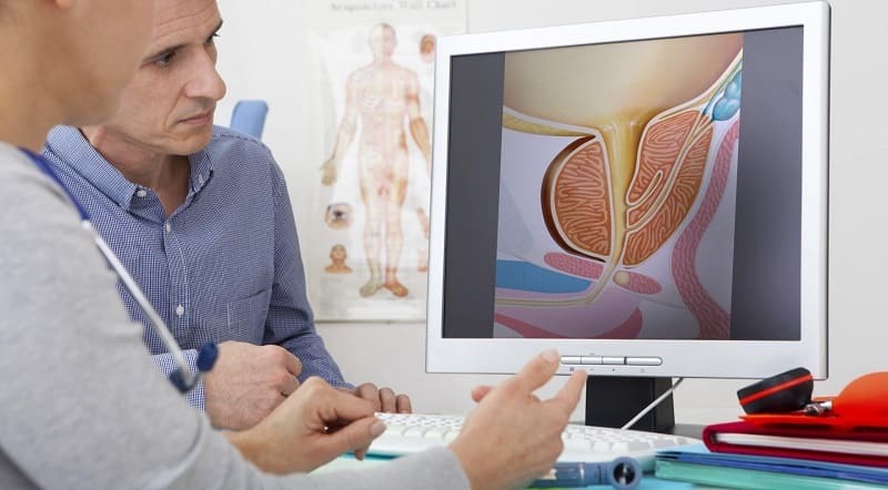 Hombre estirándose durante una pausa activa en el trabajo de oficina